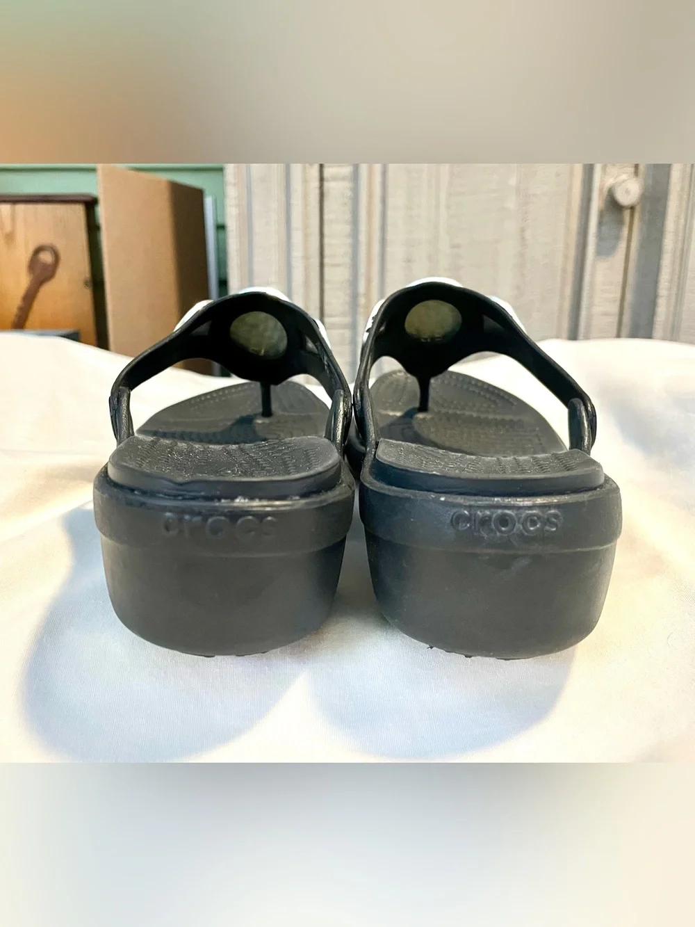 CROCS Sanrah Thong Wedge Sandal -Metal Disc Accent/Comfort- Woman’s Sz 9 - Black
